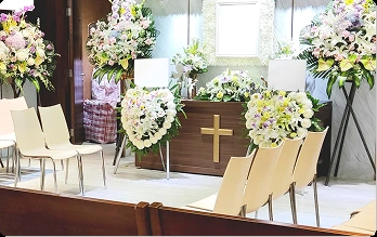 1. 基督教殯儀館靈堂佈置，設「主懷安息」牌匾、十字架及花牌 2. 教堂安息禮禮堂，設十字架、鋼琴及鮮花佈置 3. 殯儀館思念閣家屬休息室，設相架、電子蠟燭及蘭花 4. 殯儀館靈堂全景，白色花牌環繞十字架靈位 5. 教堂禮堂全景，座位、講台及十字架 6. 思念閣接待區，設追思相架及鮮花